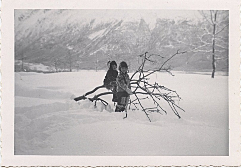 1959 - Homestead winter, Sharon and Cindy